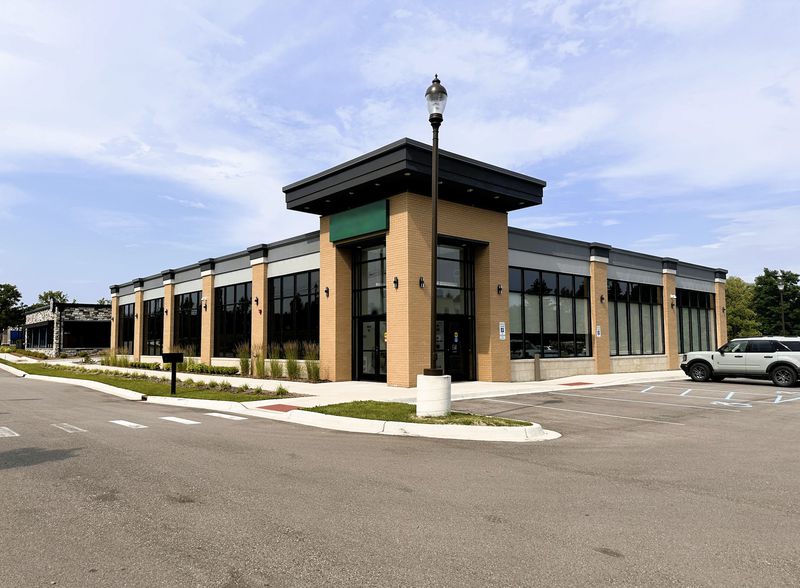 Single-storey medical building on a corner lot